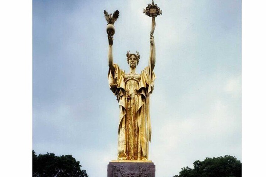 A recreation of the Columbia Statue from the 1893 World's Fair