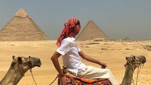Kameliratsastus tai hevosajelu Pyramidien ympärillä
