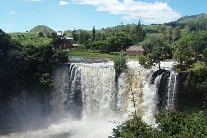 Show item 5 of 6. Waterfall