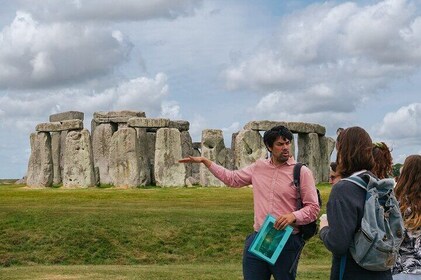 バース発ストーンヘンジ半日豪華ガイド付きツアー (2 ～ 8 名様)