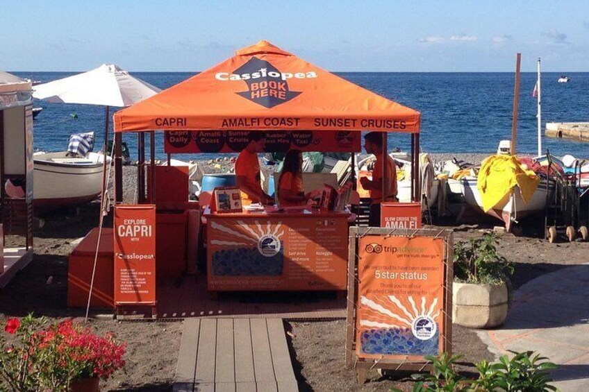 The starting point of your excursion, the Cassiopea booth on the Main Beach of Positano.