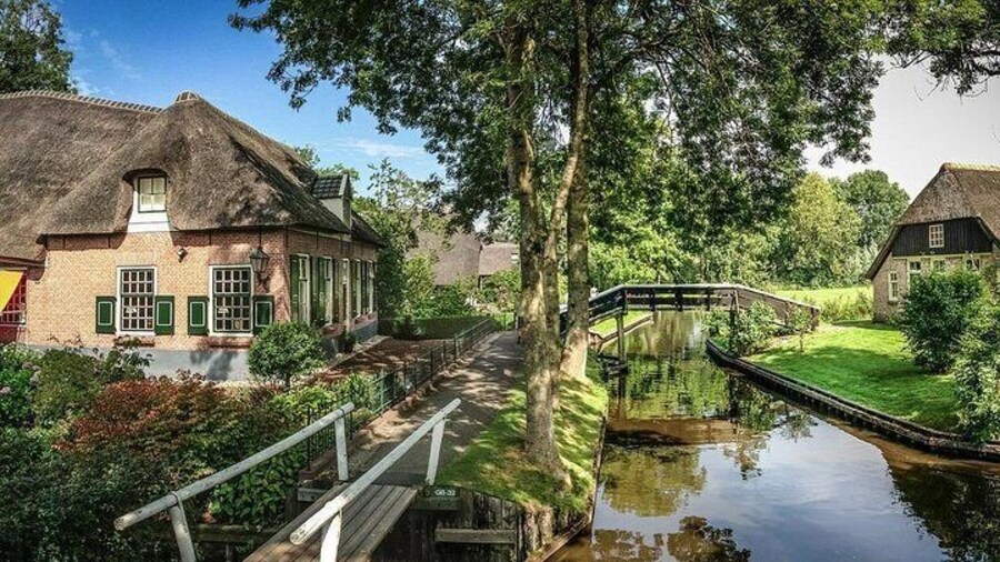 Private Sightseeing Tour to Giethoorn incl. skip the line from Amsterdam