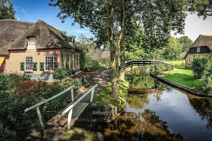 Private Sightseeing Tour to Giethoorn from Amsterdam incl. canal cruise