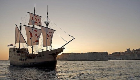 Crociera al tramonto a Dubrovnik, a bordo di una tradizionale caracca