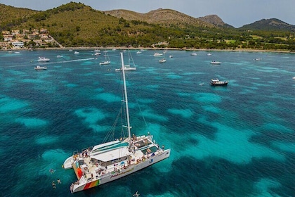 Katamaranfahrt auf Mallorca mit schönen Aussichten und BBQ Essen