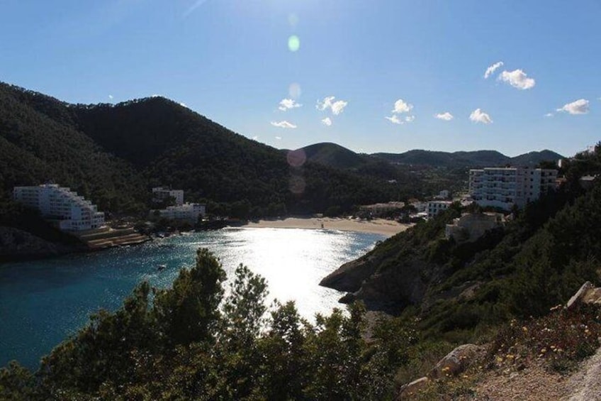 Discover the family beach of Cala Llonga with us.