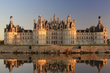 Escapada de un día en grupo pequeño desde París: castillo de Chambord y vin...