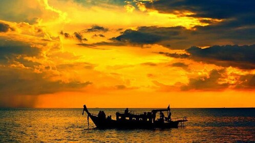 Excursión de esnórquel y puesta de sol a las 7 islas de Krabi en barco gran...