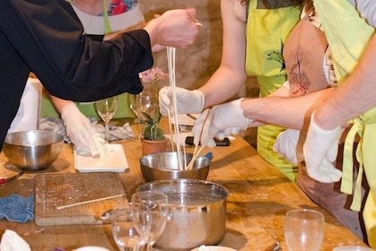 Laboratorio di produzione del formaggio di Parigi con degustazione di vini ...