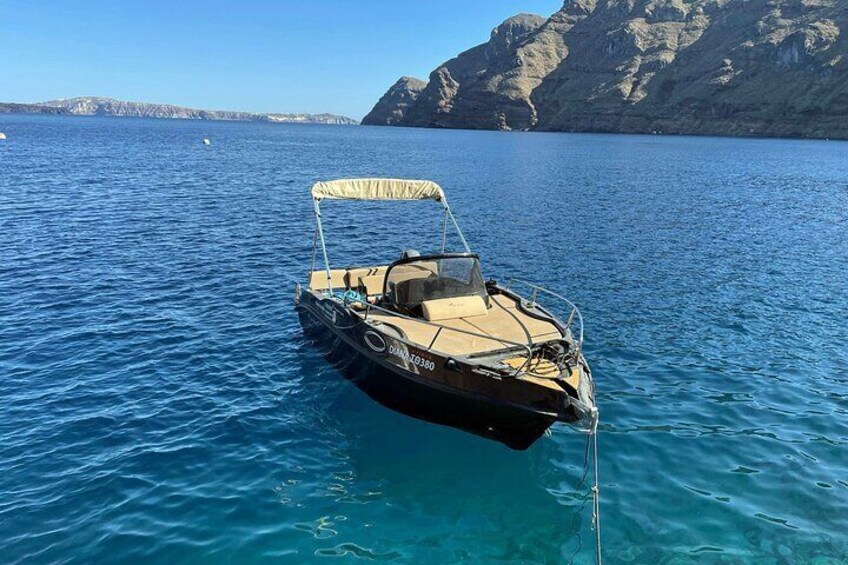 Cruise in Santorini in luxury no license required (Boat Diana)