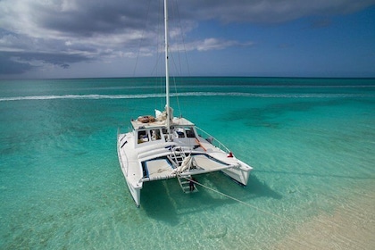 4 Hour Private Catamaran Sail and Snorkel from Grace Bay Beach, Providencia...