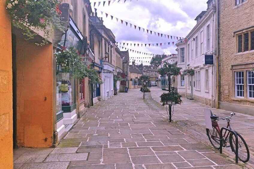 Meander along the unspoilt high-street of an undiscovered Cotswolds town before stopping for tea.
