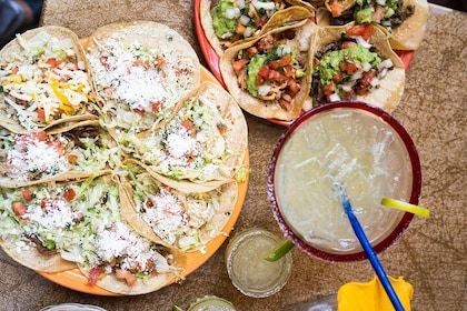 Tequila, tacos e lapidi: tour a piedi con cibo e bevande della città vecchi...
