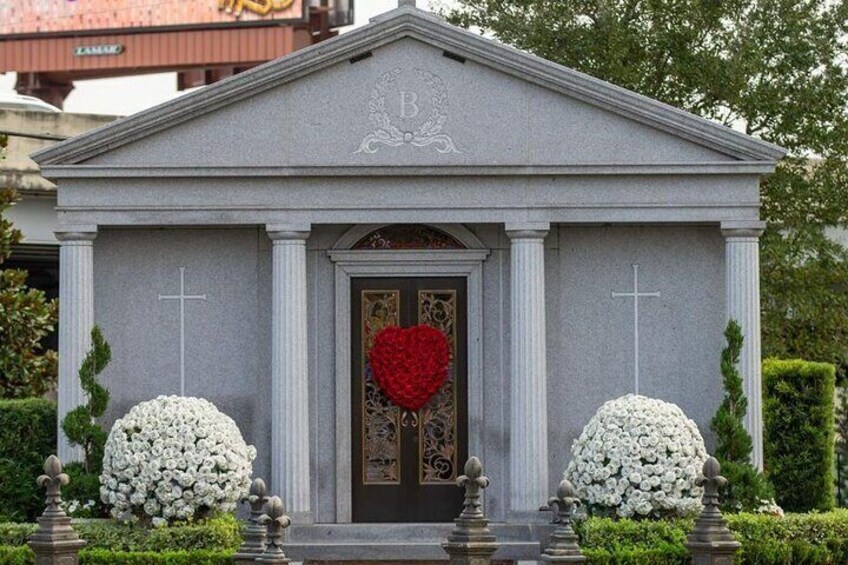 Metairie Cemetery: Tom Benson (New Orleans Saints Owner) Tomb 