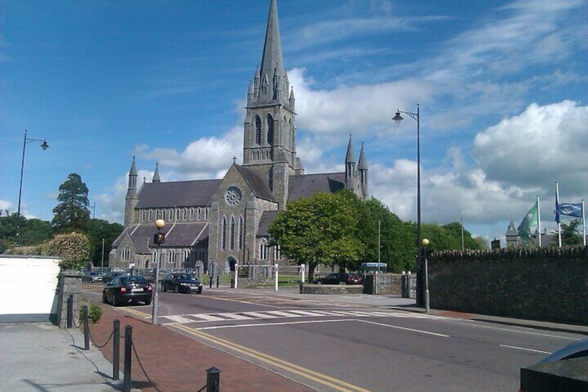 The meeting point for a two hour guided walk each morning at 11am.
 Beidh fáilte romhat.