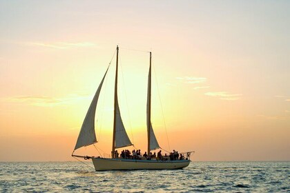 Segeln zum Sonnenuntergang in einer kleinen Gruppe mit Wein