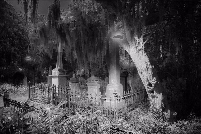 Ghosts of Charleston Night-Time Walking Tour with Unitarian Church Graveyard