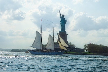 Crucero en un gran velero hacia la Estatua de la Libertad