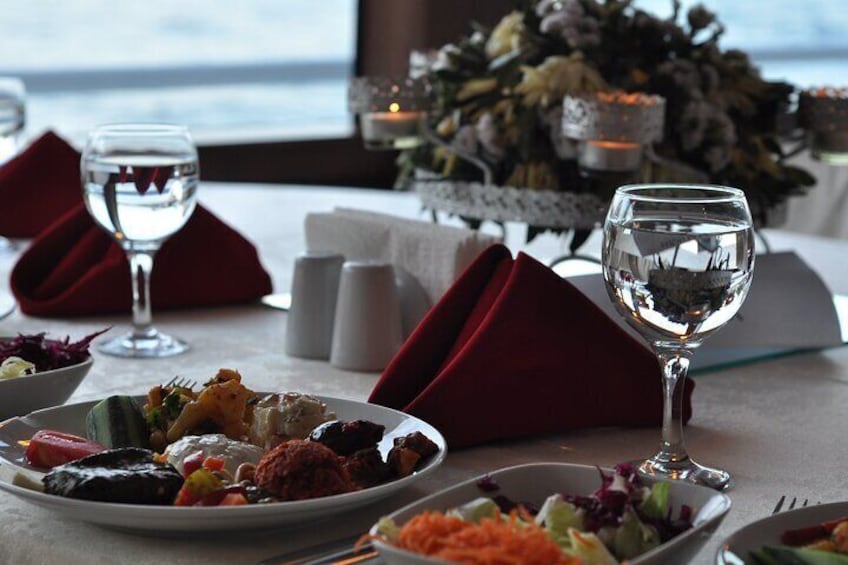 Istanbul: Luxury Dinner & Traditional Dance Bosphorus Cruise