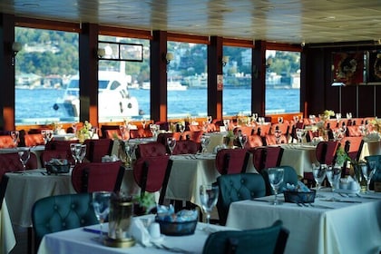 Istanbul: Luxus-Abendessen und traditioneller Tanz auf dem Bosporus