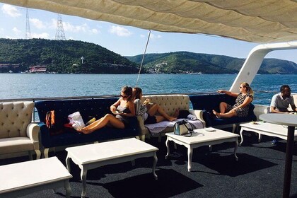 Guided Bosphorus & Black Sea Cruise – 4 Stops from Istanbul