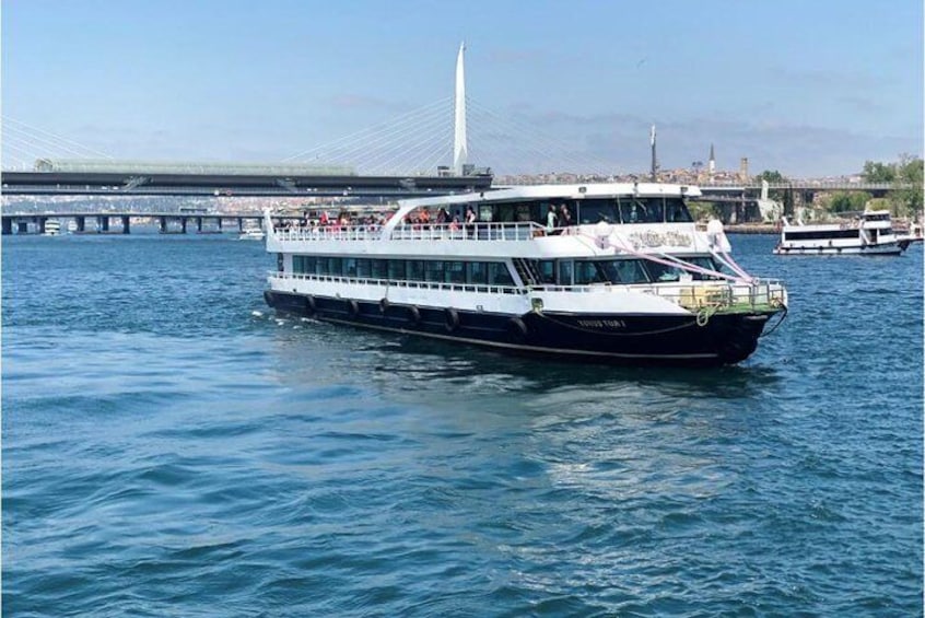 Bosphorus Strait Cruise with Kücüksu Palace Or Rumeli Fortress Tour