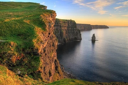 Cliffs of Moher and Burren Day Trip, Including Dunguaire Castle, Aillwee Ca...