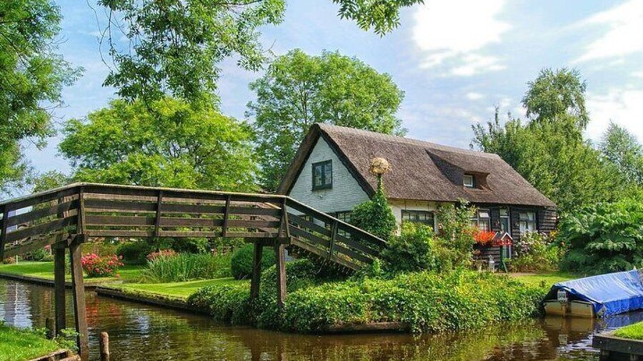 Private Sightseeing Tour to Giethoorn from Amsterdam