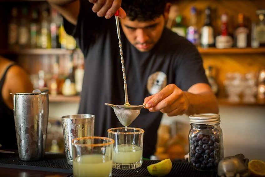 Taste 5 delicious cocktails from the best mexologist in PV!