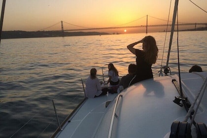 Croisière en groupe en catamaran à voile au coucher du soleil avec verre de...