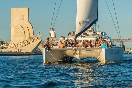 Segelkatamaran-Gruppenkreuzfahrt bei Sonnenuntergang mit Begrüßungsgetränk