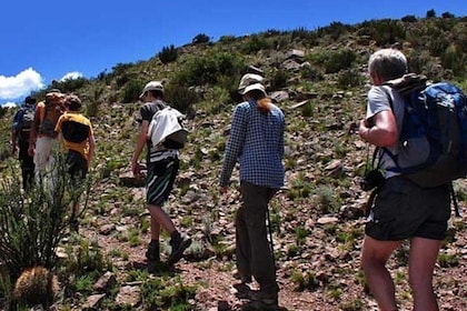 徒步旅行和Rappel到Quebrada del Salto秋天,来自门多萨