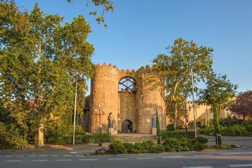 La entrada al Poble Espanyol, conocida como la Puerta de Ávila. El Tablao de Carmen se encuentra dentro del Poble Espanyol