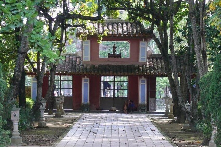 Sunset on Perfume River and Ancient Hue City Tour by Bike