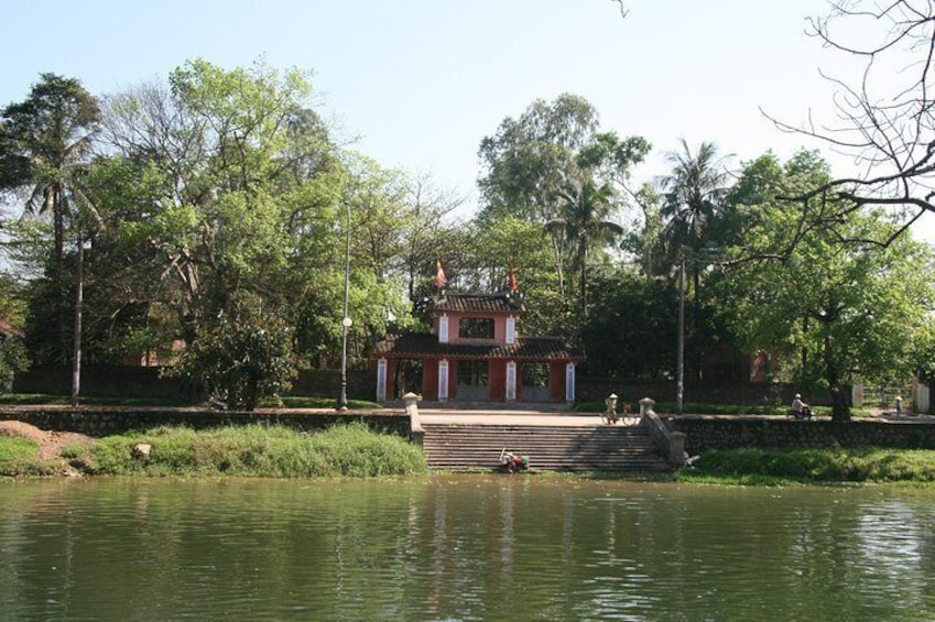 Sunset on Perfume River and Ancient Hue City Tour by Bike