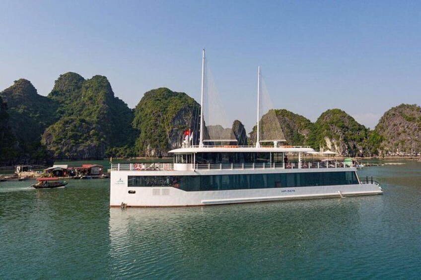 Full Day, All-Inclusive Cruise: Halong Bay, Lan Ha Bay and Bai Tu Long Bay