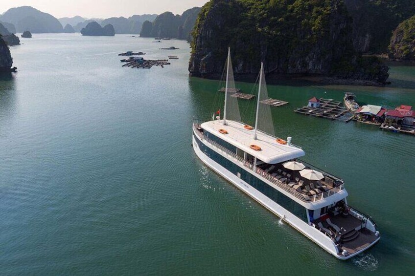 Full Day, All-Inclusive Cruise: Halong Bay, Lan Ha Bay and Bai Tu Long Bay