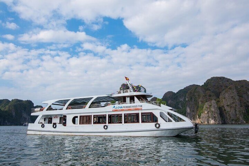 Full Day, All-Inclusive Cruise: Halong Bay, Lan Ha Bay and Bai Tu Long Bay