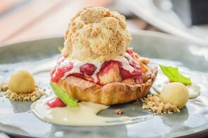 Mount Tamborine Deluxe Winery Day Trip from Brisbane, Including Gourmet Lun...