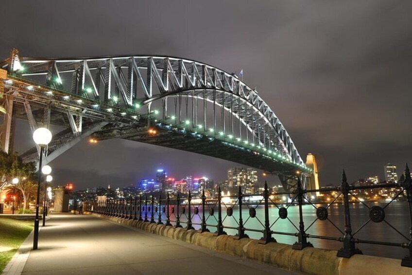 Sydney Harbour Bridge lights up