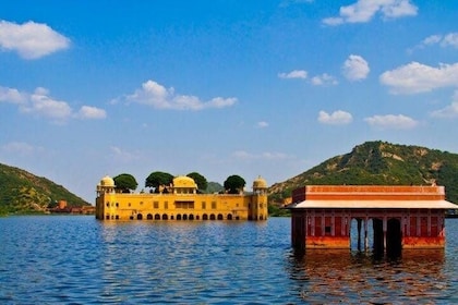 Private One Way Transfer From Jaipur To Jodhpur Via Pushkar
