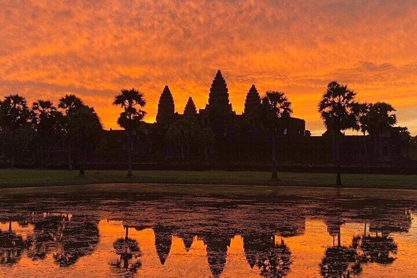 Private sunrise 'small tour' of Angkor Wat with car or van & Guide