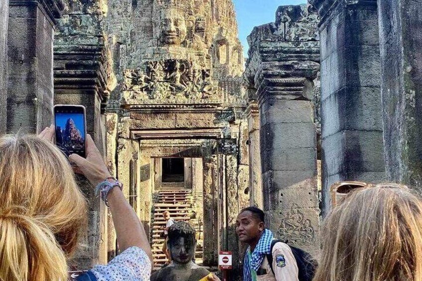Private sunrise 'small tour' of Angkor Wat with car or van & Guide