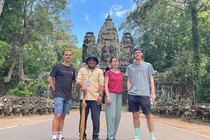 Private sunrise 'small tour' of Angkor Wat with car or van & Guide