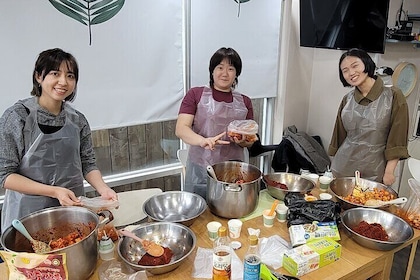 Kkakdugi(Korean radish Kimchi) Cooking class at Busan