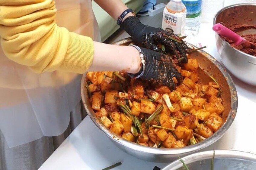 Let's make kkakdugi(radish Kimchi) at Busan