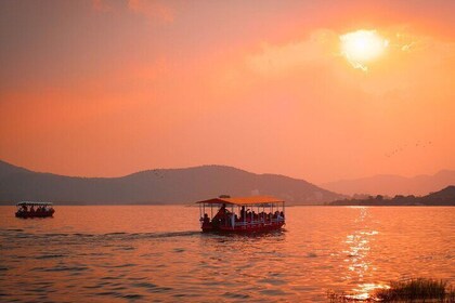 Guided Ghat Walk Experience with Boat Ride in Udaipur with a local