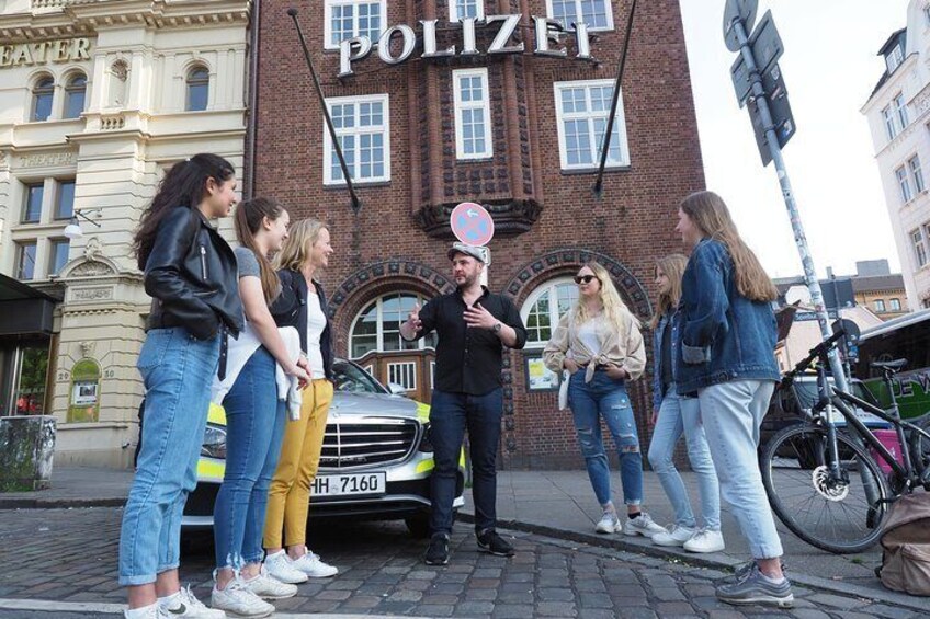 Tourguide Jacob mit Schüler:innen auf Kieztour