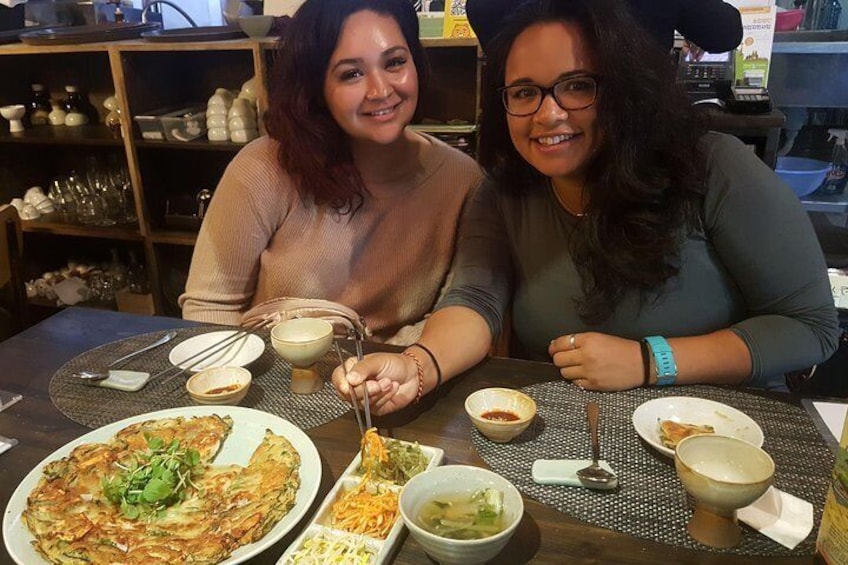 Enjoy the night view of Busan and eat Korean foods