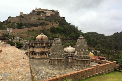 One Way Kumbhalgarh Fort and Jain Temple Tour from Udaipur to Jodhpur